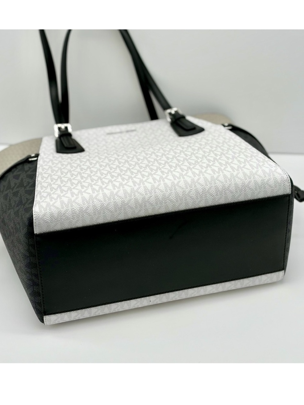MICHAEL KORS Voyager Large Color-Block Signature Logo Tote Shoulder Bag - Picture 11 of 12